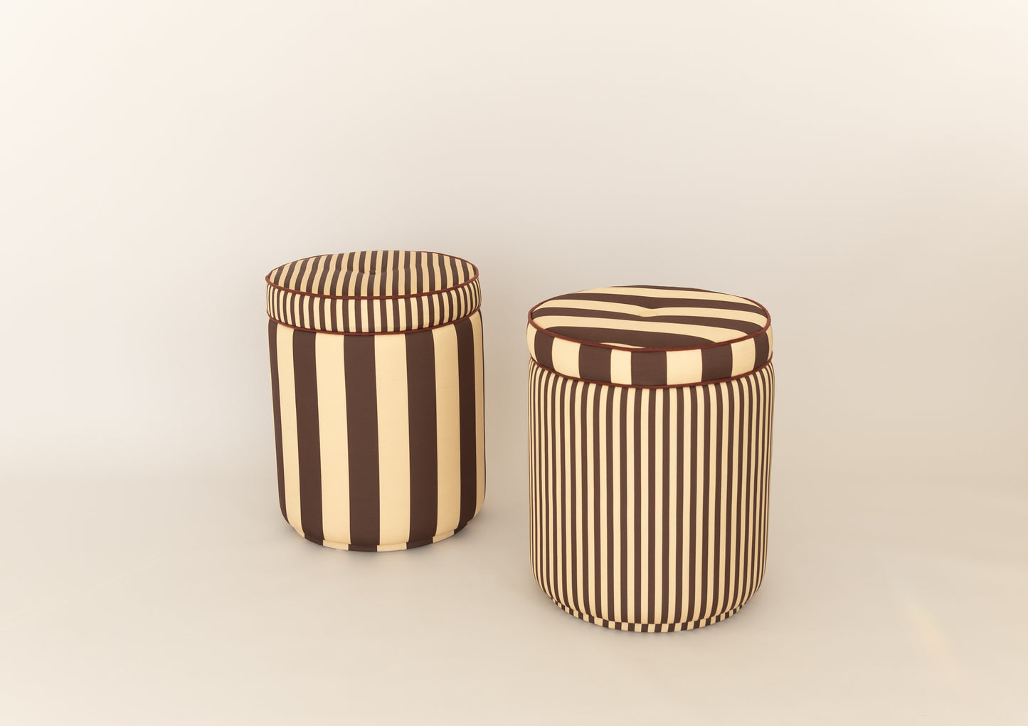 Pouf Listrado Champanhe & Cacau