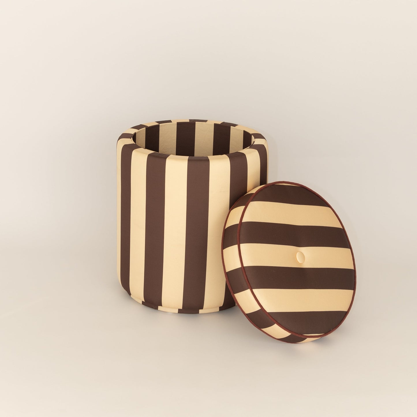 Pouf Listrado Champanhe & Cacau